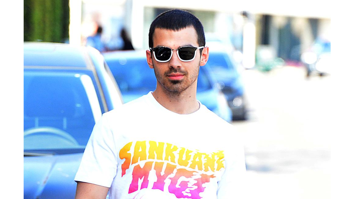 Joe Jonas Rocks Blue Hair at Fashion Week - wide 2