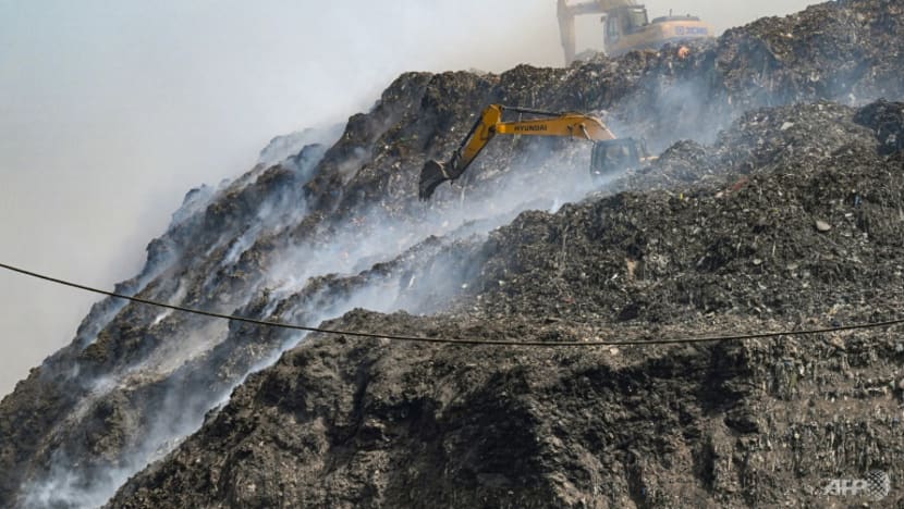 Choking and sweating around Delhi's burning hill of trash Choking and sweating around Delhi's burning hill of trash