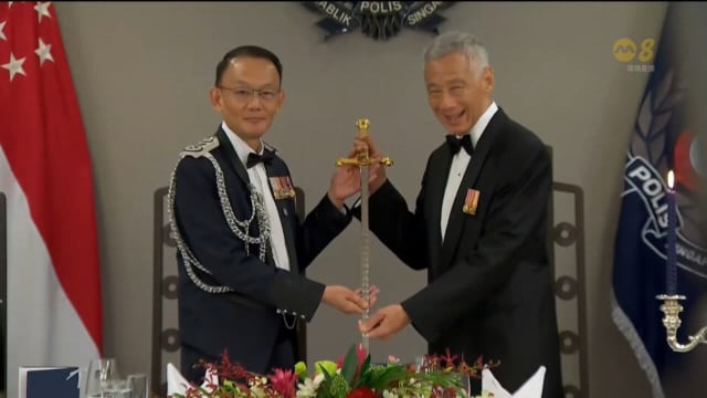 李总理获赠淡马锡之剑以表彰对警队贡献