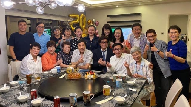甄珍开颅手术后康复　与胡枫、罗兰齐聚精神奕奕