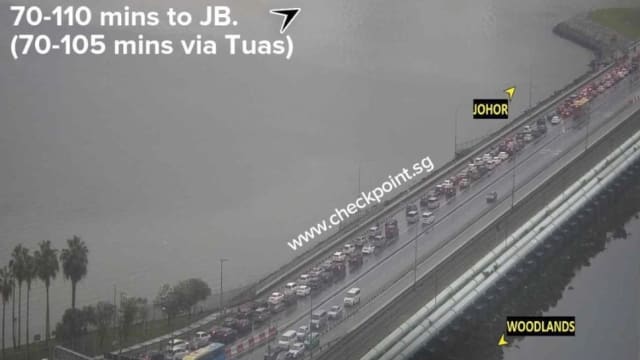 大年初一不少公众下雨天仍驾车越堤过年 兀兰关卡塞车