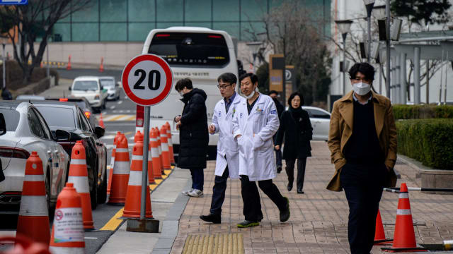 韩国政府将吊销7000名离岗医生的行医执照