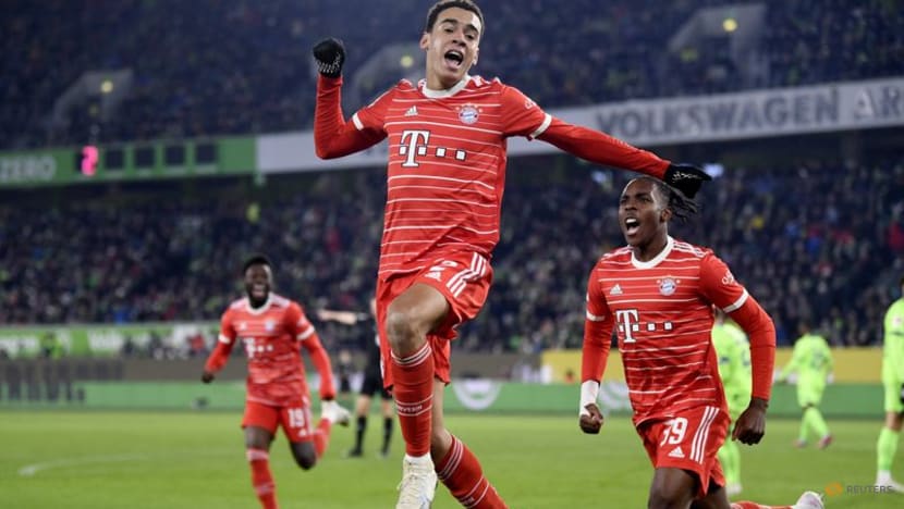 Bayern go back on top by ending winless run with 4-2 victory at Wolfsburg