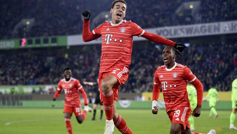 Bayern go back on top by ending winless run with 4-2 victory at Wolfsburg Bayern go back on top by ending winless run with 4-2 victory at Wolfsburg