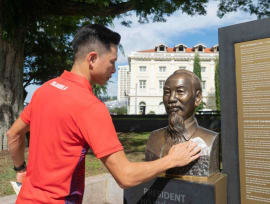 Vietnamese living in S'pore cleans Ho Chi Minh monument at Clarke Quay weekly