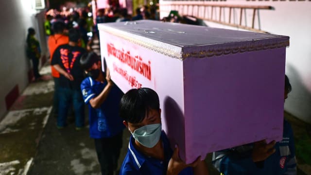 救援队揭满地童尸场面 泰国托儿所枪击案死者粉红棺木入殓
