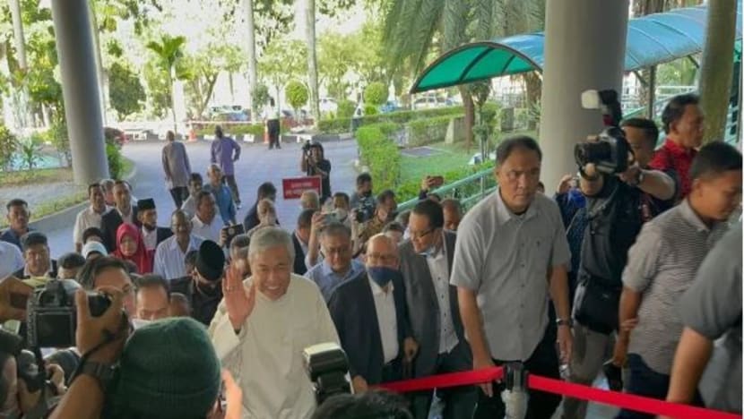 Ahmad Zahid tiba di mahkamah dengar keputusan 40 pertuduhan rasuah VLN Ahmad Zahid tiba di mahkamah dengar keputusan 40 pertuduhan rasuah VLN