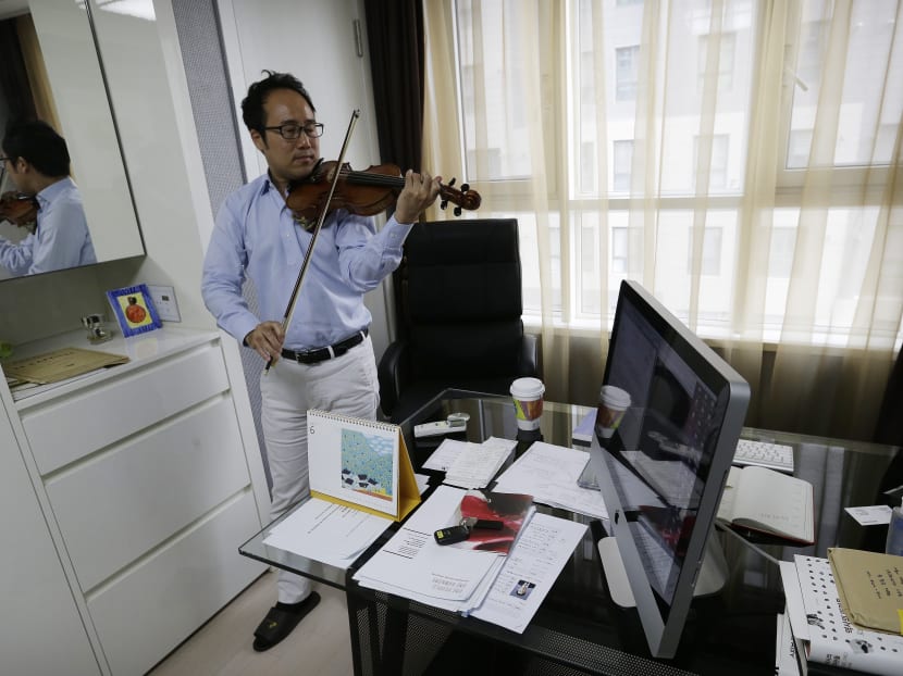 In this June 24, 2015 photo, South Korean violinist Won Hyung Joon performs during an interview at his office in Seoul, South Korea. Photo: AP