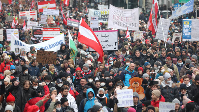 数以万计奥地利人上街示威 抗议政府的防疫措施