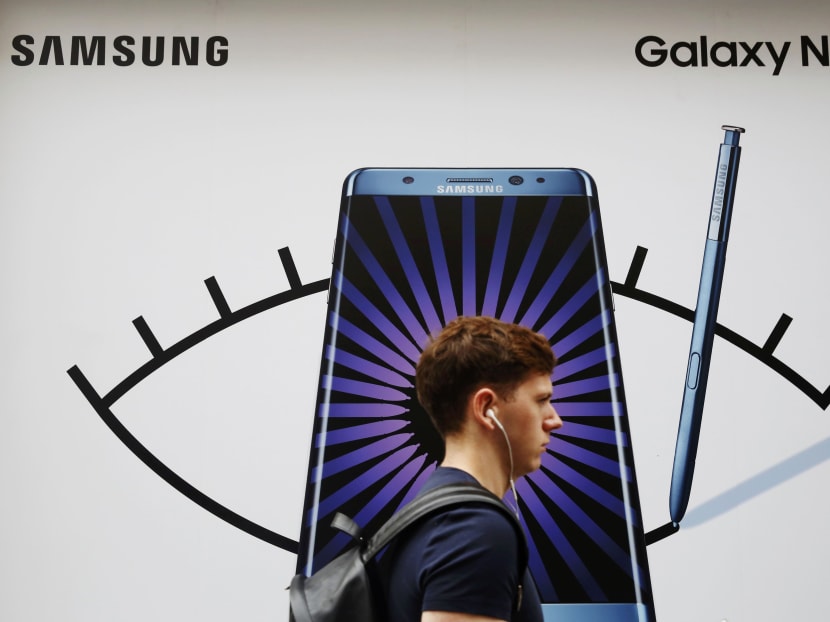 A man walks past an advert for the Samsung Galaxy Note 7 in London, Britain, September 2, 2016. Photo: Reuters