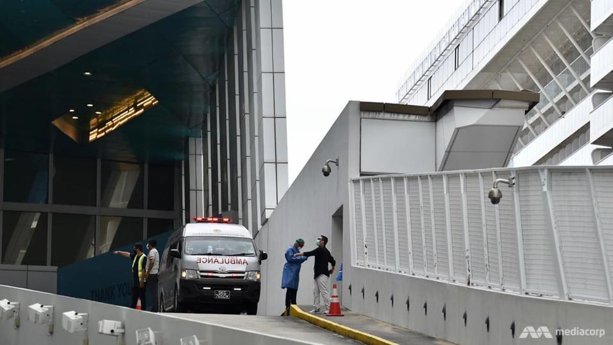 Penumpang kapal pesiar Royal Caribbean yang dinyatakan positif COVID-19 dibawa ke rumah sakit;  penumpang lain untuk tetap berada di kapal