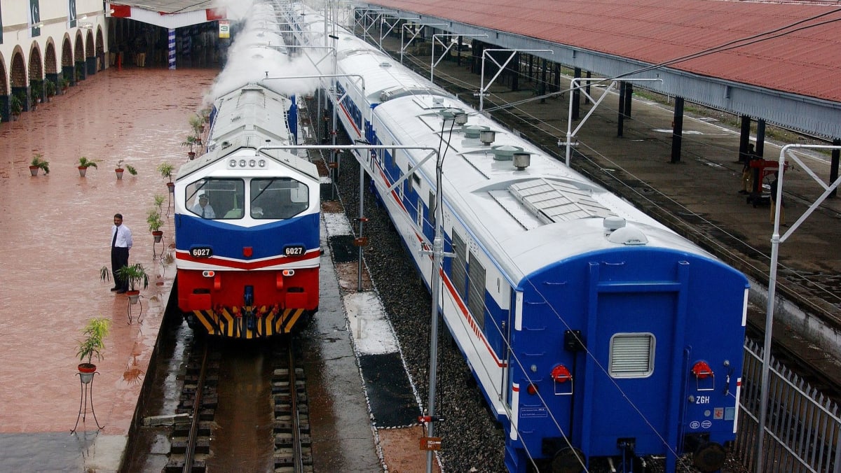 Pakistani Man Dies While Attempting Selfie With Moving Train Today