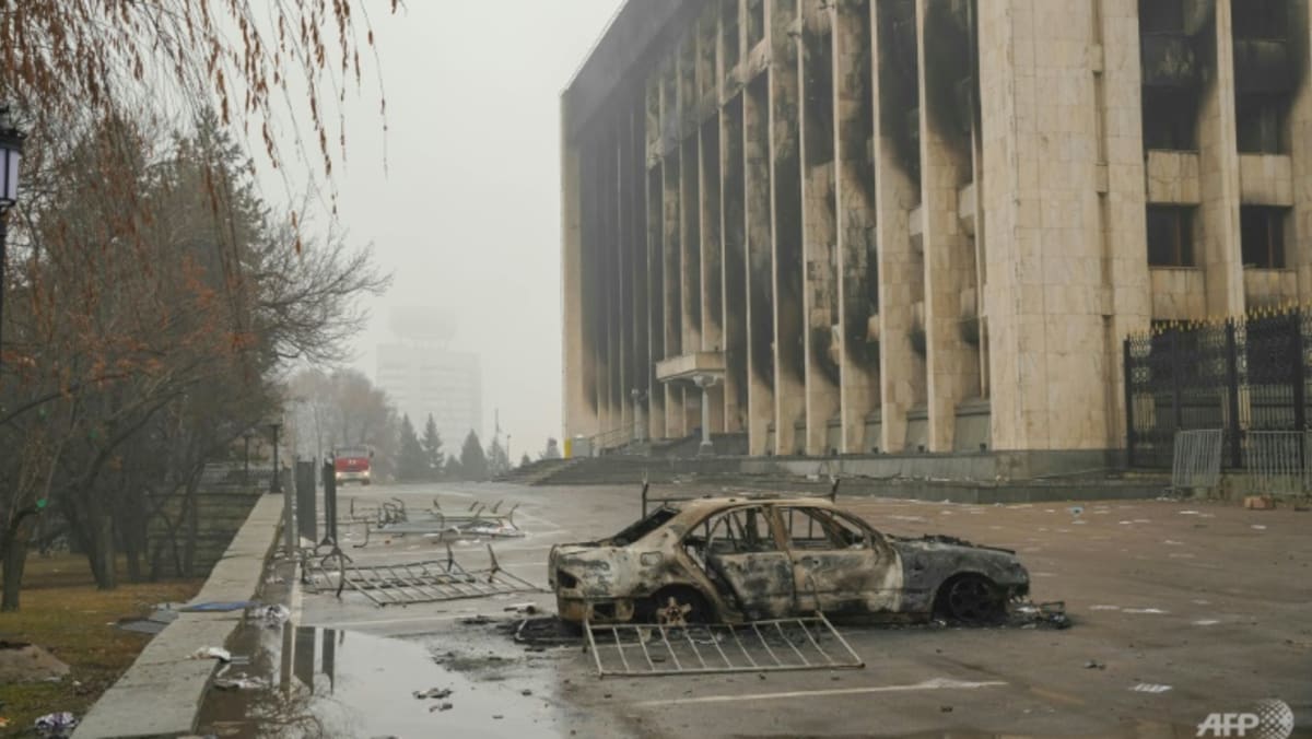 Pemimpin Kazakh menolak pembicaraan, memberi tahu pasukan untuk ‘menembak untuk membunuh’