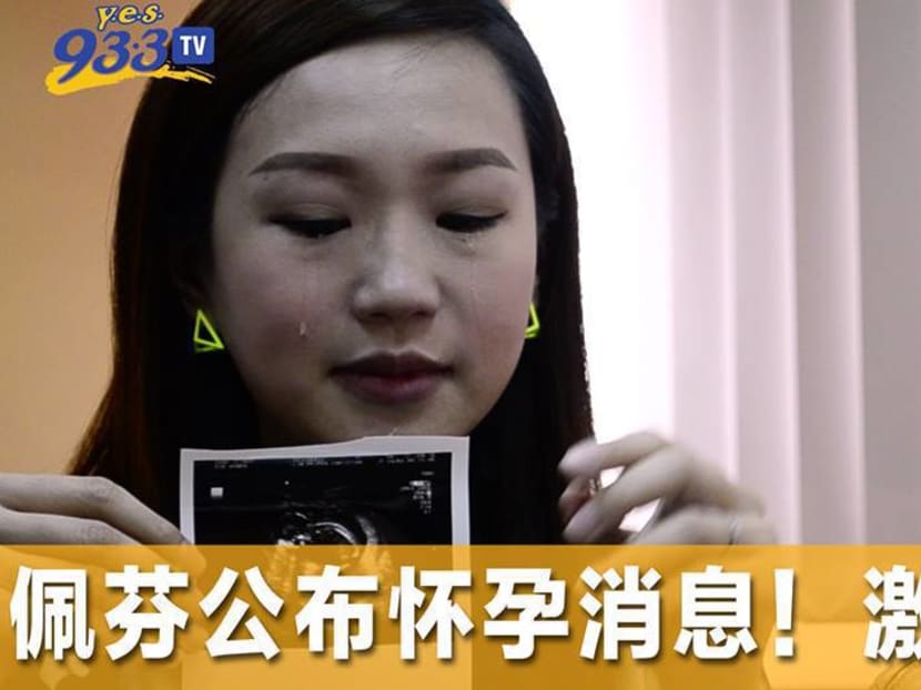 Y.E.S. 93.3FM radio DJ Lin Pei Fen showing her ultrasound scan in the YouTube video.