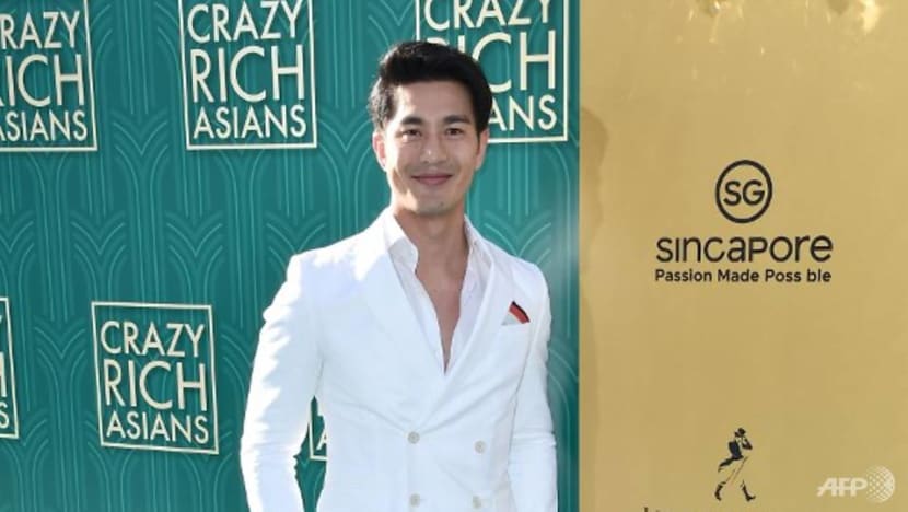Crazy Rich Asians premiere: Warner Bros says 'extreme heat' caused Singapore logo letters to melt off Crazy Rich Asians premiere: Warner Bros says 'extreme heat' caused Singapore logo letters to melt off