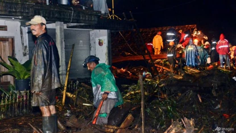 2 maut banjir di Indonesia, lumpur tebal hambat gerakan menyelamat