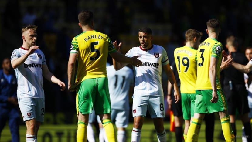 West Ham keep pressure on Man United with 4-0 win at Norwich