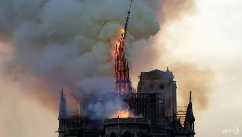 பாரிஸின் உலகப் புகழ்பெற்ற Notre Dame தேவாலயத்தில் தீ
