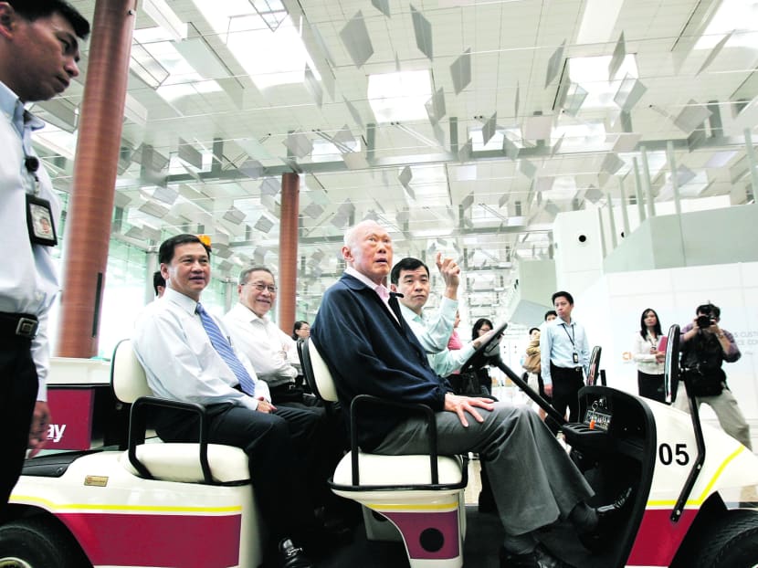 Mr Lee being led on a tour of Changi Airport’s Terminal 3 by CAAS director general and CEO Lim Kim Choon in 2007, when Mr Lee was Minister Mentor. TODAY FILE PHOTO