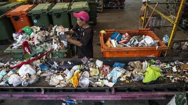 印尼指两狮城男 非法引进87集装箱塑料垃圾