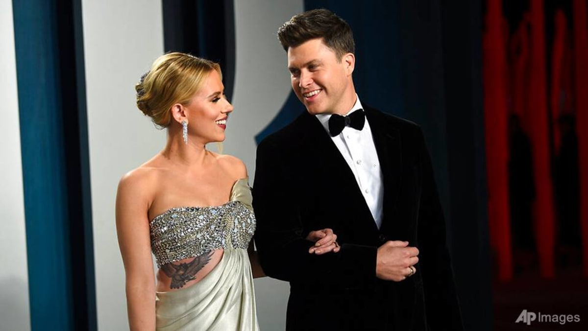 Snl colin jost scarlett johansson sales