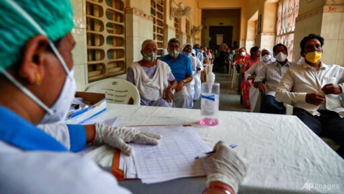 India, yang kewalahan menghadapi lonjakan kasus COVID-19, sedang mempercepat persetujuan terhadap vaksin asing