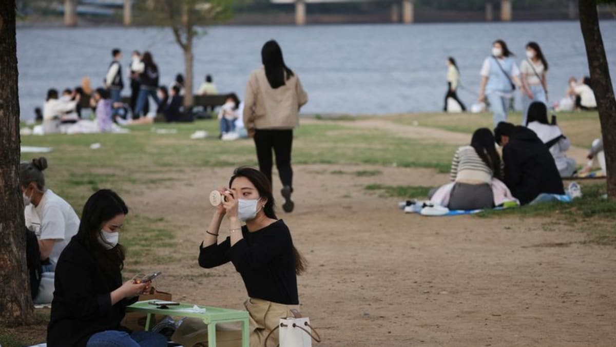 한국, 외부 마스크 의무 해제, 차기 정부 우려