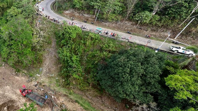 菲律宾一辆载客货车坠落山谷 15名乘客丧命