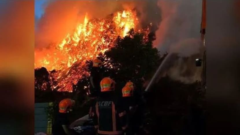 50 anggota bomba lawan kebakaran di Sungei Tengah