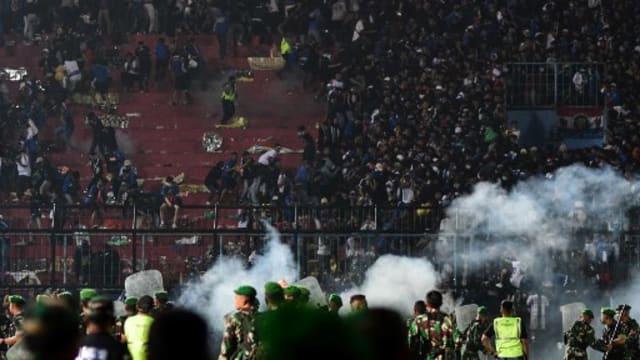 印尼足球联赛发生骚乱踩踏事件 导致至少129人死亡