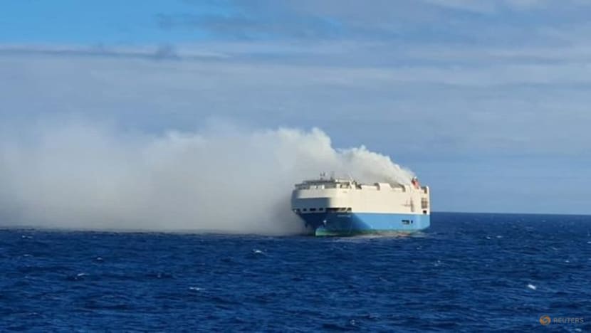 Ship carrying Porsches and Bentleys catches fire in the Atlantic Ocean Ship carrying Porsches and Bentleys catches fire in the Atlantic Ocean