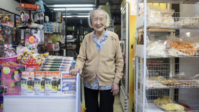 102岁老妇美世界中心卖杂货 家人开店让她打发时间