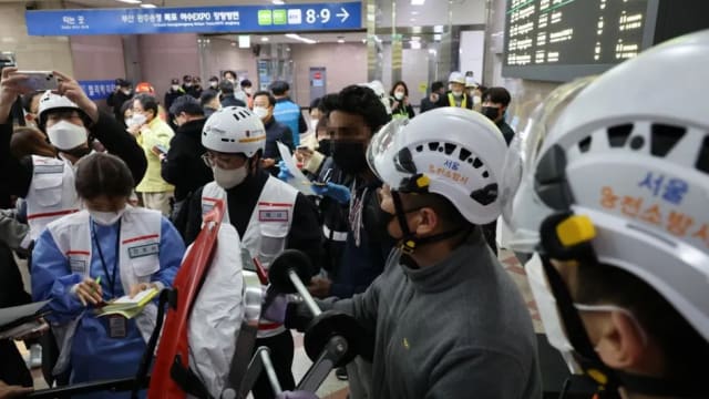 载有275名乘客 韩国首尔火车脱轨酿30伤