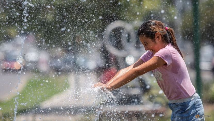 Argentine towns sizzle amid 'hottest days in history' Argentine towns sizzle amid 'hottest days in history'
