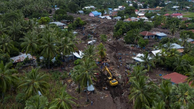 印尼西苏门答腊省连日豪雨 洪灾和土崩造成至少十死