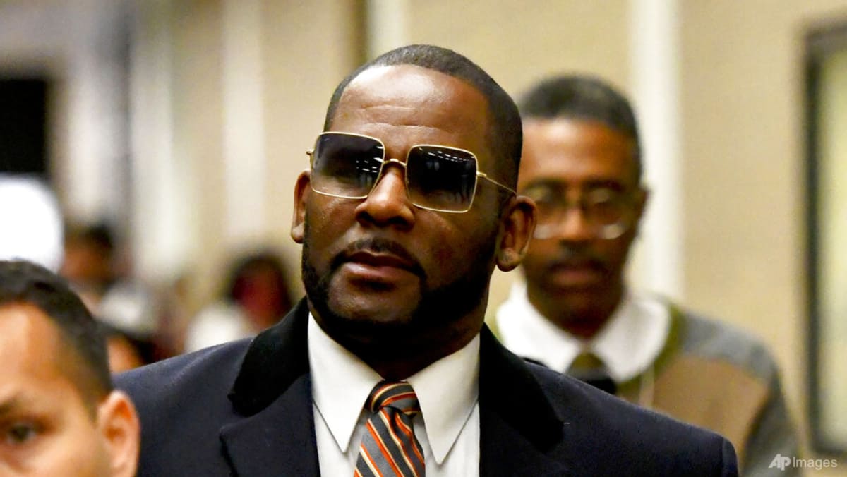 jury-deliberating-at-r-kelly-s-child-pornography-and-trial-fixing-case-following-closing-arguments
