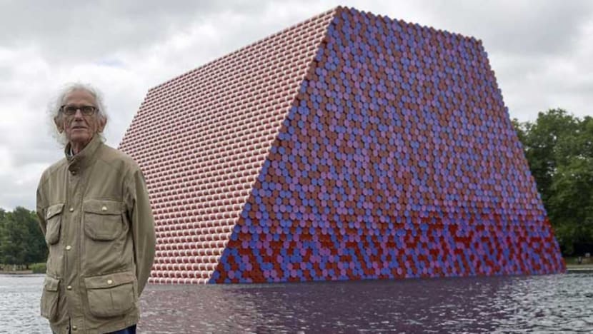 Artist Christo who wrapped Reichstag in fabric dies, aged 84 Artist Christo who wrapped Reichstag in fabric dies, aged 84