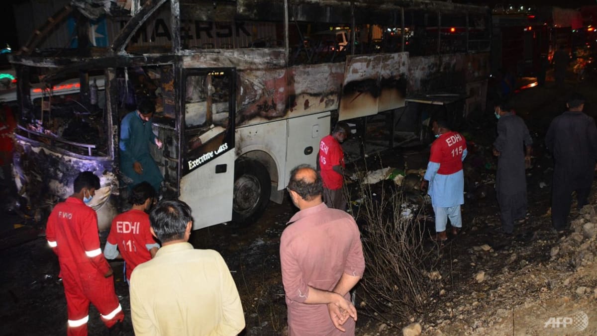 18-flood-victims-killed-in-pakistan-bus-fire