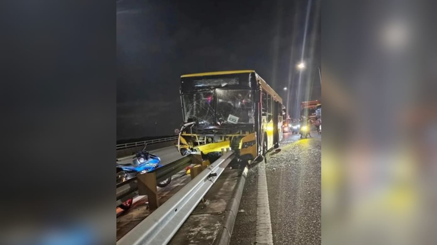 第二通道罗厘撞越堤巴士 导致五人受伤