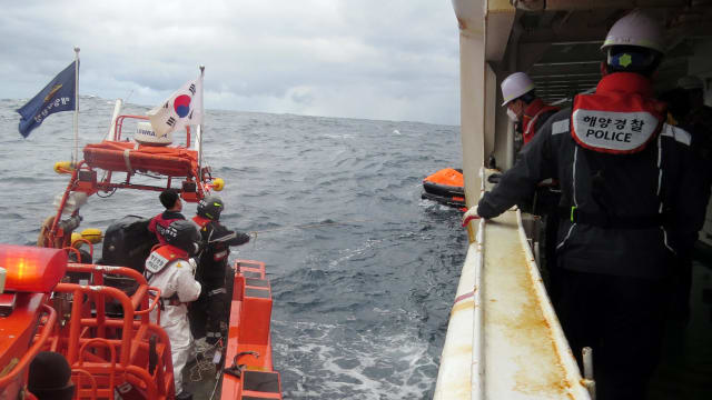 沉没香港货船13船员获救 11人意识未恢复