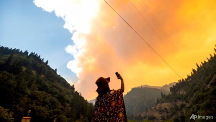 California fire prompts evacuations; Oregon blaze balloons California fire prompts evacuations; Oregon blaze balloons