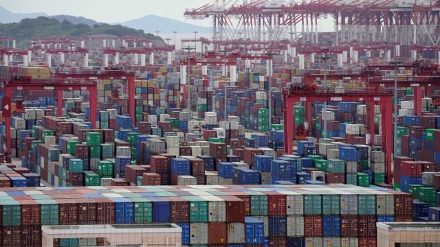 中国上个月进出口双双萎缩 出口创近三年来最大跌幅
