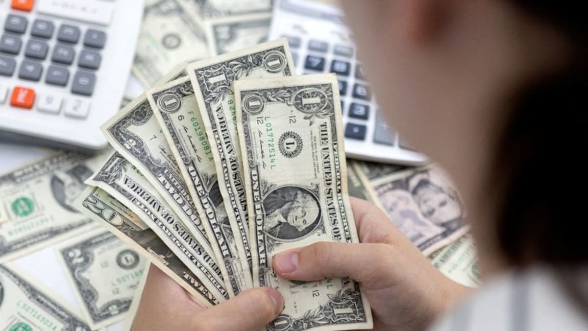 Dolar naik ke level tertinggi dalam enam minggu karena kuatnya penjualan ritel AS memperkuat skenario suku bunga yang lebih tinggi