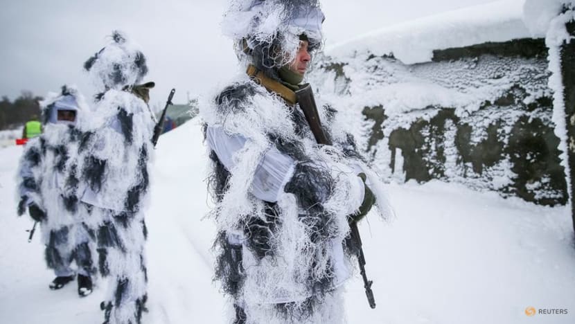 Ukrainian troops train with new British arms amid Russia tensions Ukrainian troops train with new British arms amid Russia tensions