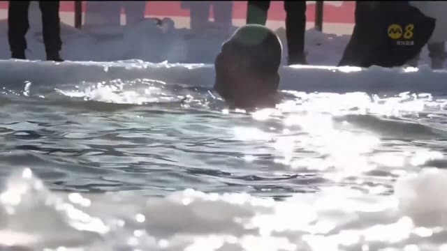 中国哈尔滨人民顶着摄氏零下气温在户外冬泳
