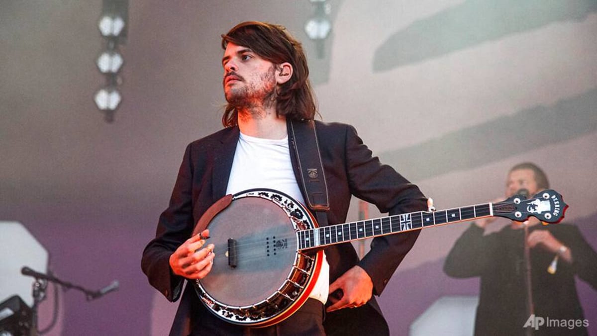 mumford-and-amp-sons-guitarist-quits-band-to-speak-freely-on-politics