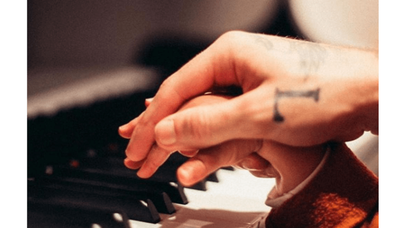 Liam Payne teaching Bear to play piano Liam Payne teaching Bear to play piano