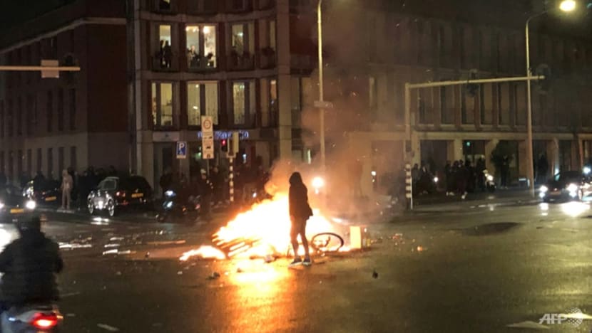 Dutch police arrest dozens over new COVID-19 riots