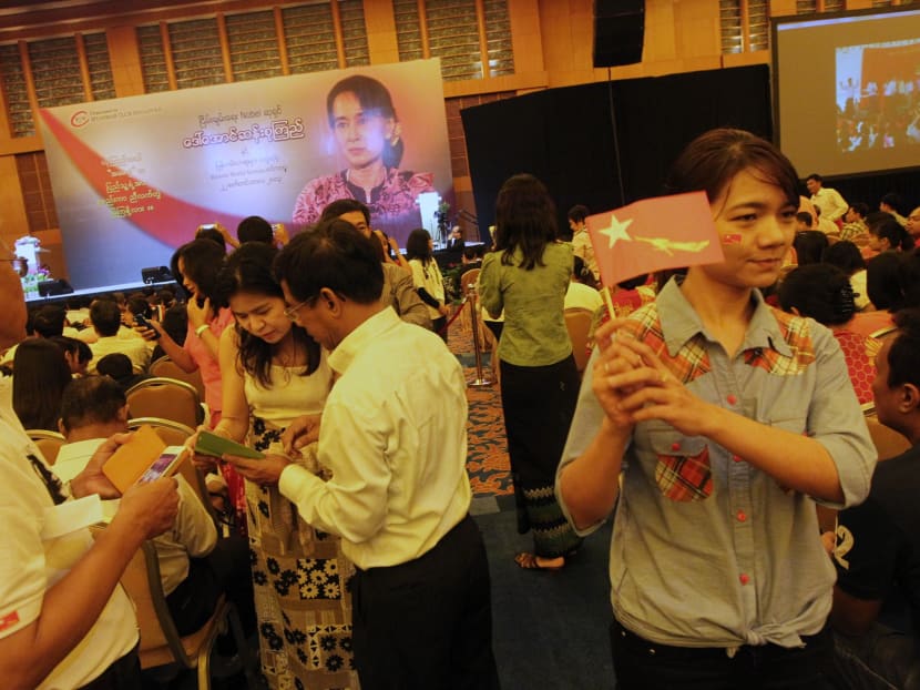 Suu Kyi urges those overseas to contribute knowledge back home
