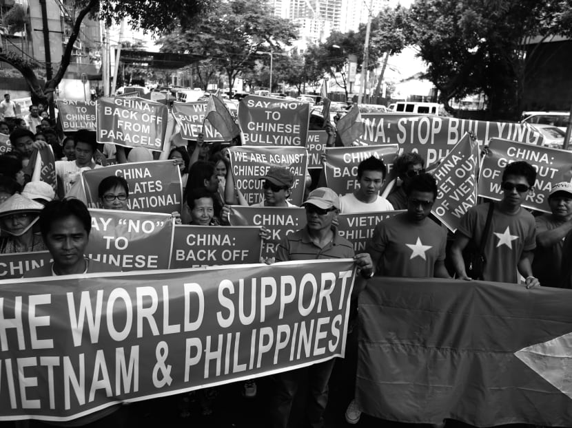 Vietnamese expatriates and Filipinos protesting in front of the Chinese consulate in Makati City, Philippines, on Friday, against Beijing’s incursions into South China Sea territories claimed by their countries. Photo: AP